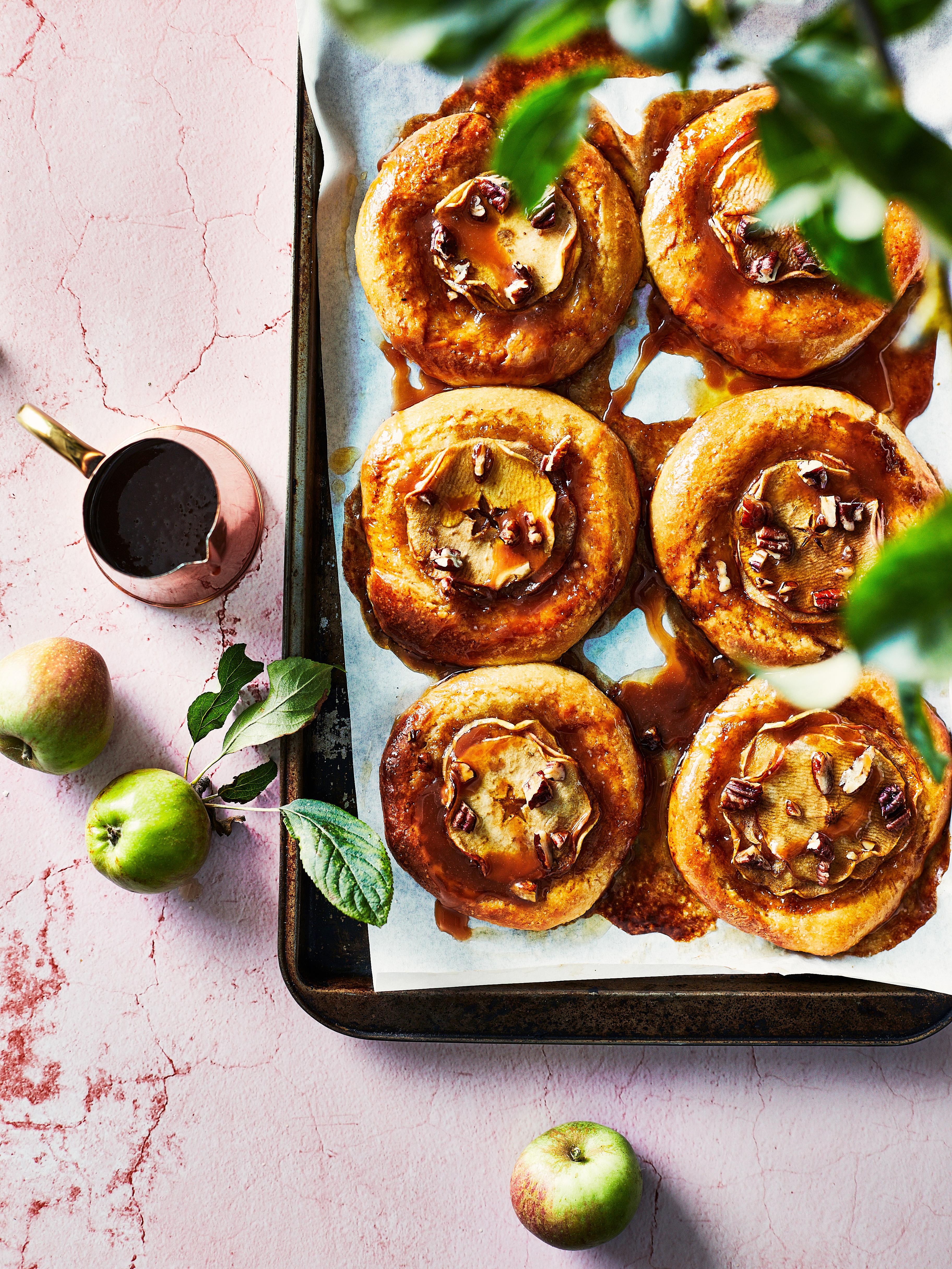 Appelbrioches met gezouten karamelsaus